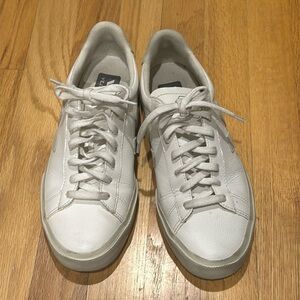 Veja sz 40 or US 9 white leather sneaker fits like an 8, I size up in Veja VGUC